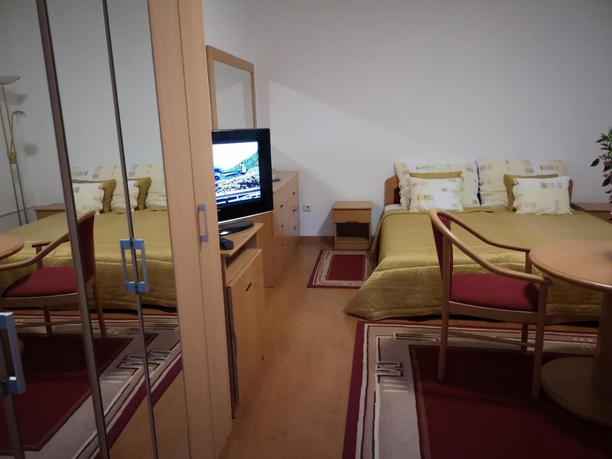 Balatonszárszó Balaton Art Guesthouse מראה חיצוני תמונה