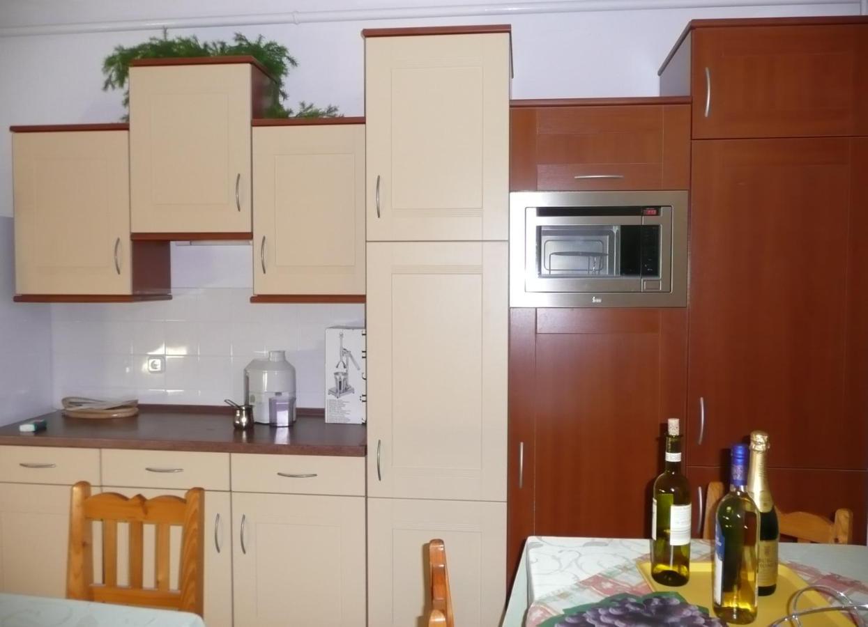 Balatonszárszó Balaton Art Guesthouse מראה חיצוני תמונה