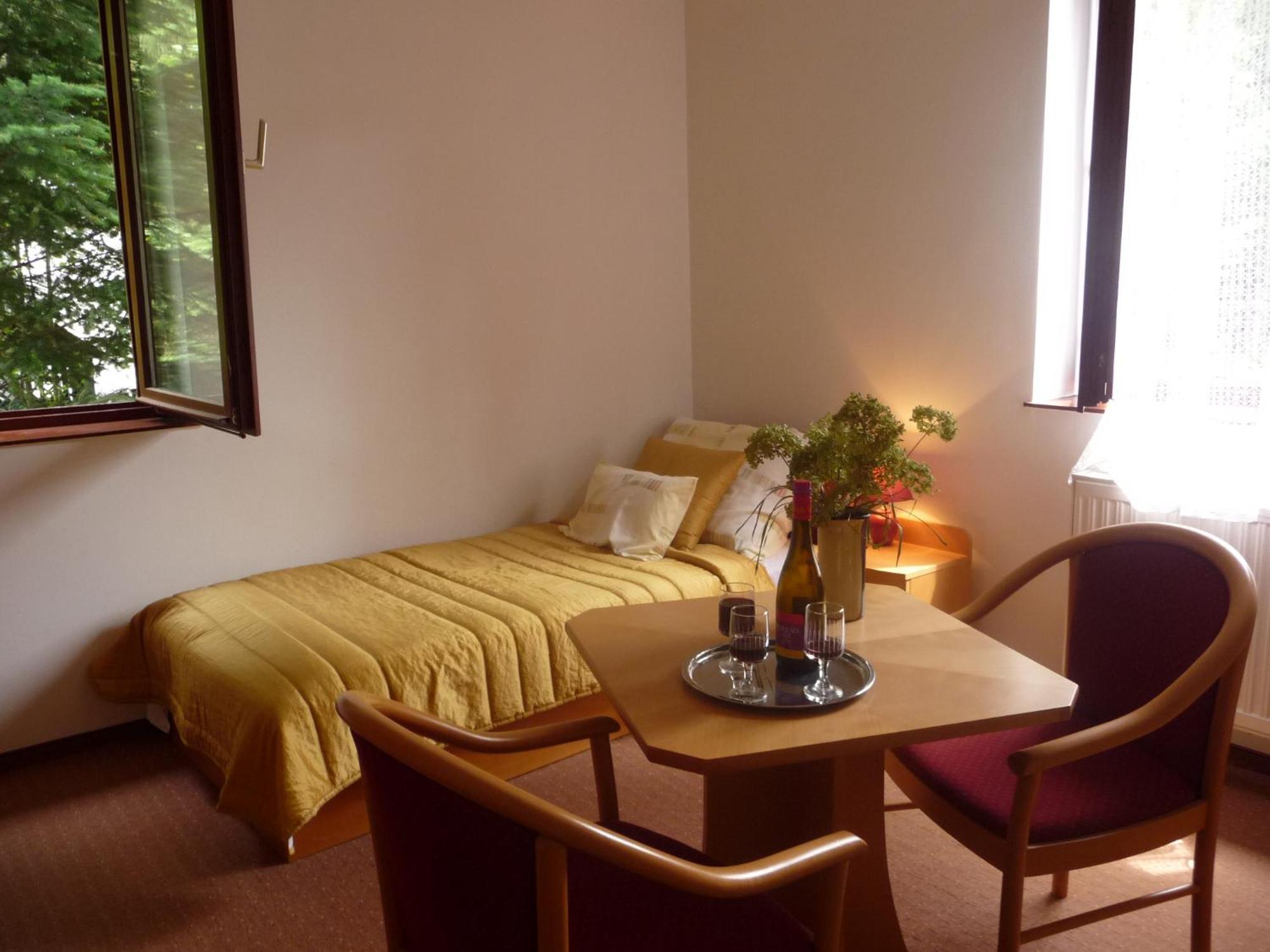 Balatonszárszó Balaton Art Guesthouse מראה חיצוני תמונה