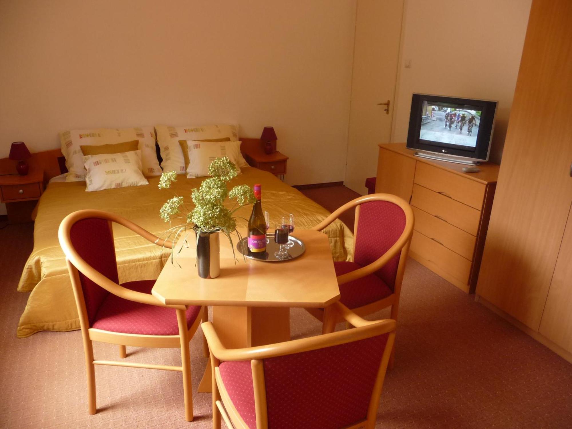 Balatonszárszó Balaton Art Guesthouse מראה חיצוני תמונה