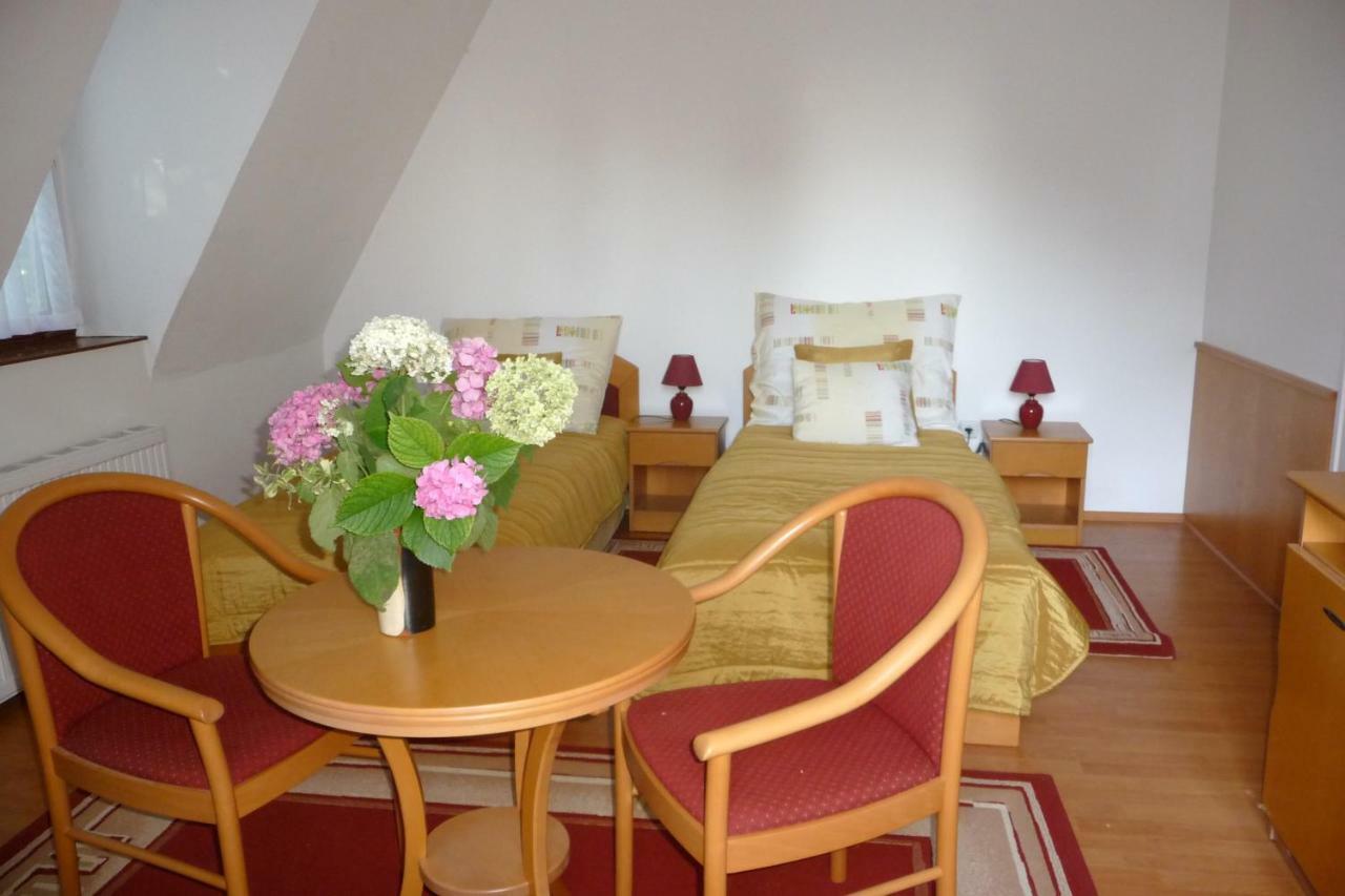 Balatonszárszó Balaton Art Guesthouse מראה חיצוני תמונה