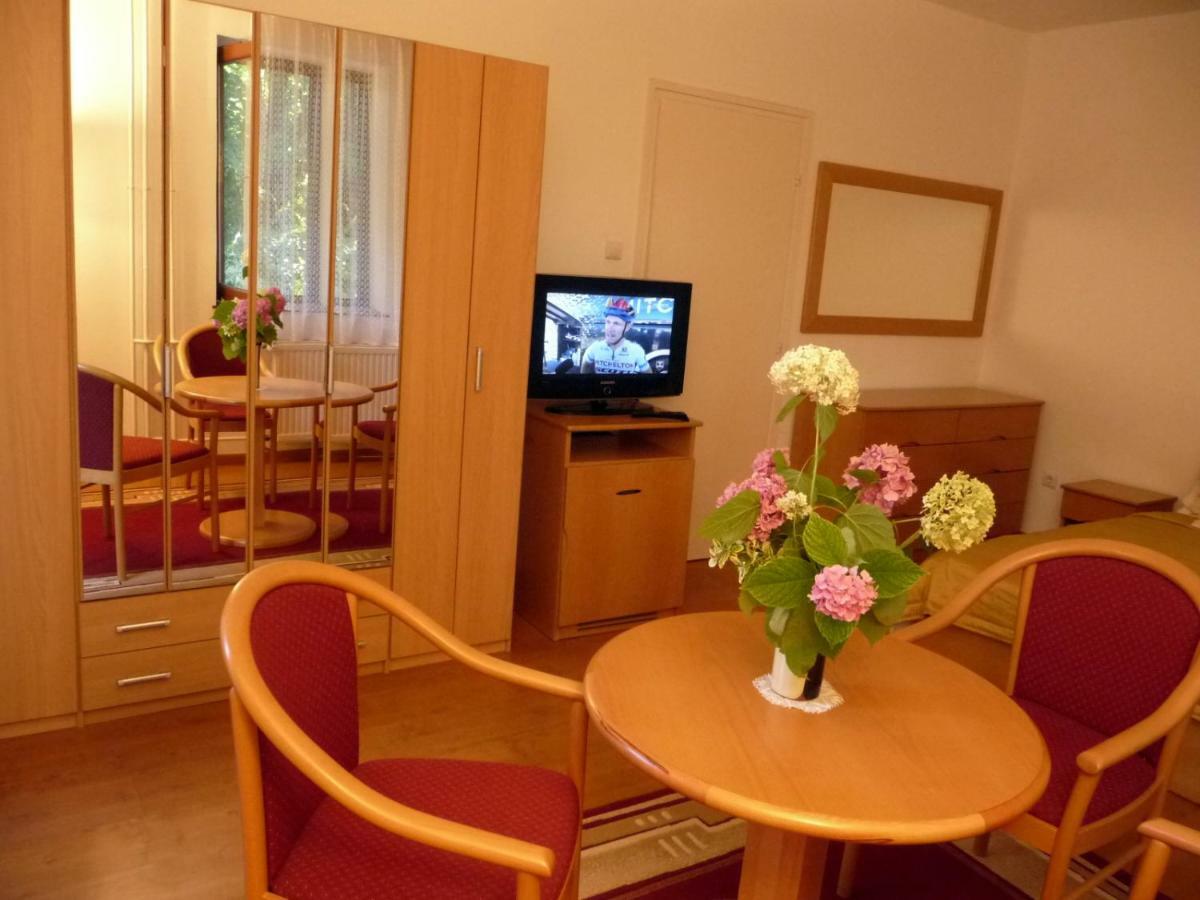 Balatonszárszó Balaton Art Guesthouse מראה חיצוני תמונה