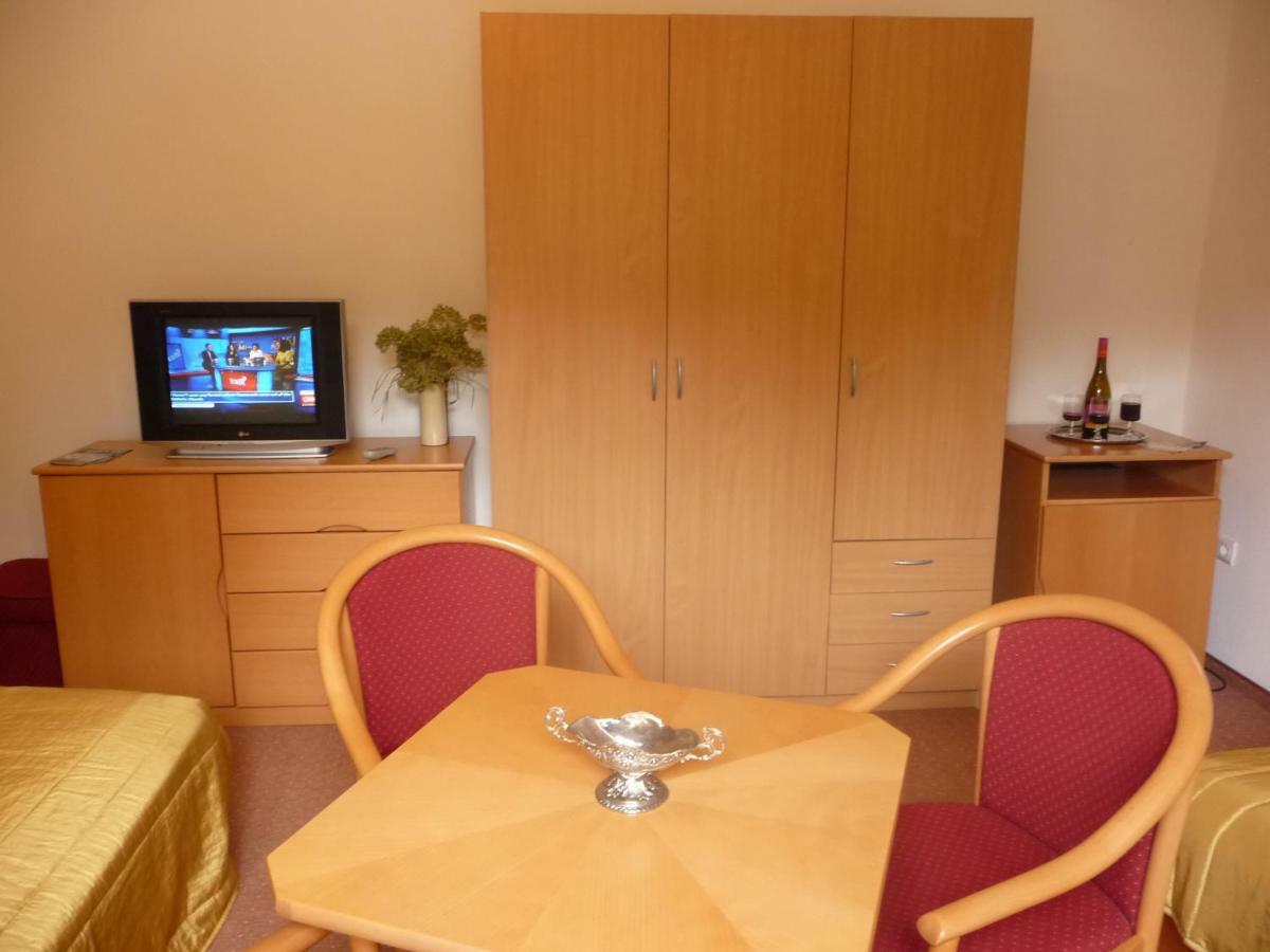 Balatonszárszó Balaton Art Guesthouse מראה חיצוני תמונה