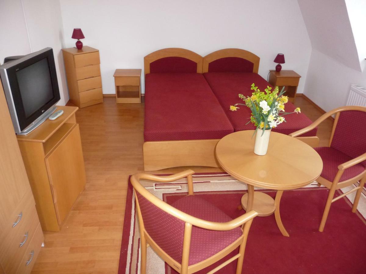 Balatonszárszó Balaton Art Guesthouse מראה חיצוני תמונה