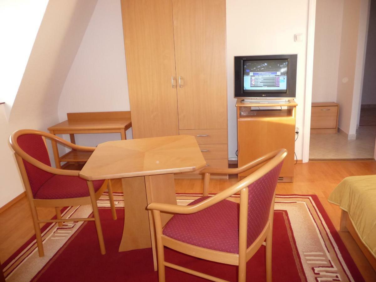 Balatonszárszó Balaton Art Guesthouse מראה חיצוני תמונה